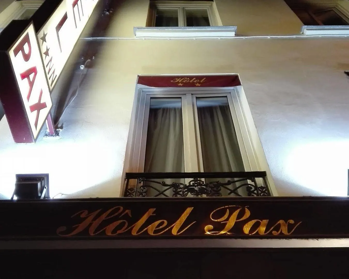 Pax 18e 2* Paris